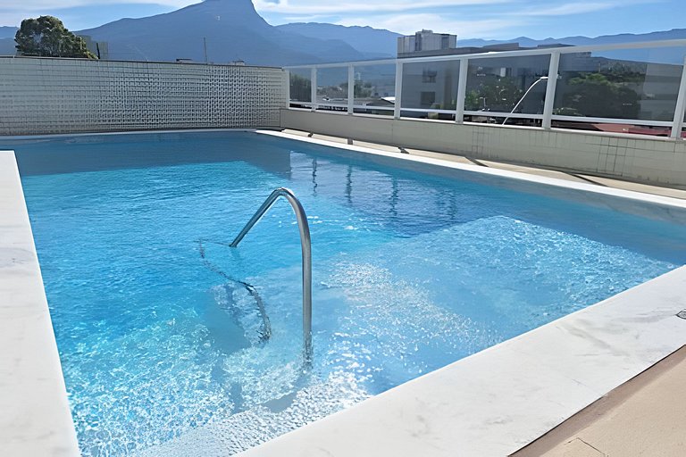 Amplo apto com varanda e vista mar