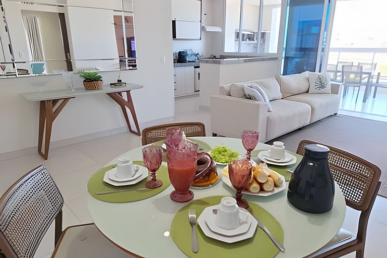 Amplo apto com varanda e vista mar