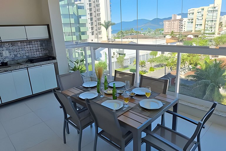 Amplo apto com varanda e vista mar