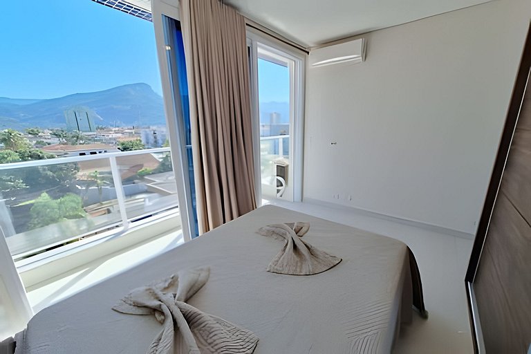 Amplo apto com varanda e vista mar