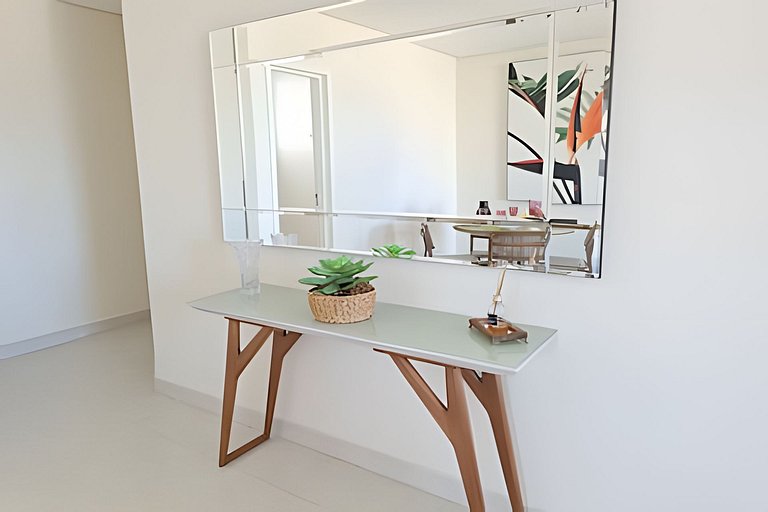 Amplo apto com varanda e vista mar