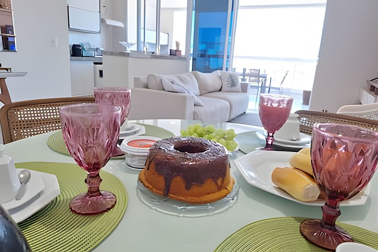 Amplo apto com varanda e vista mar