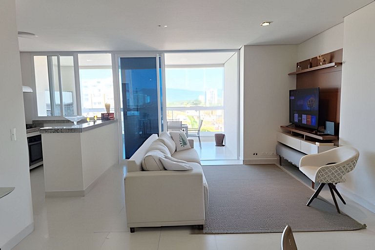 Amplo apto com varanda e vista mar