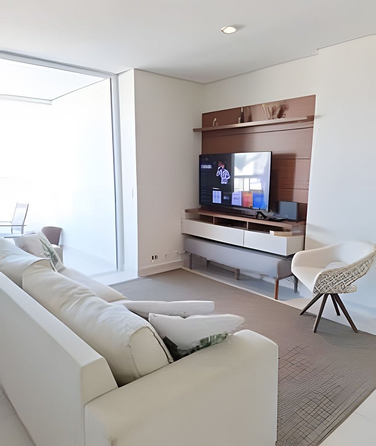 Amplo apto com varanda e vista mar