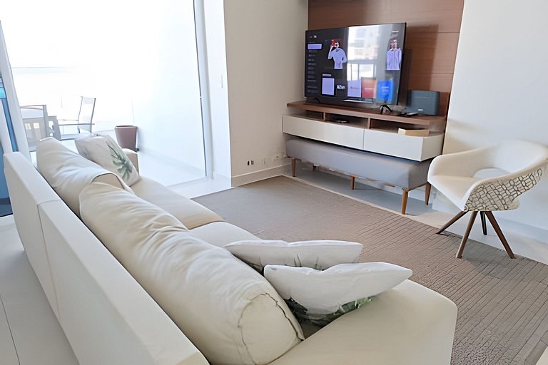 Amplo apto com varanda e vista mar