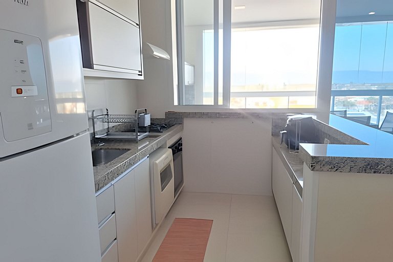 Amplo apto com varanda e vista mar