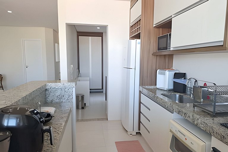 Amplo apto com varanda e vista mar