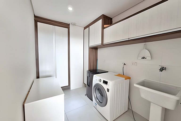 Amplo apto com varanda e vista mar