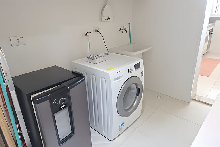 Amplo apto com varanda e vista mar