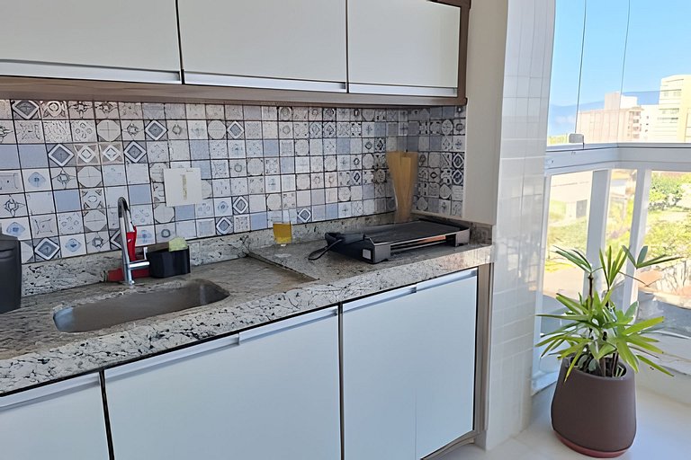 Amplo apto com varanda e vista mar