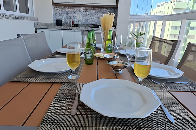 Amplo apto com varanda e vista mar