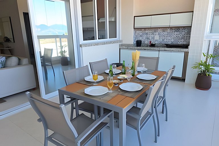 Amplo apto com varanda e vista mar