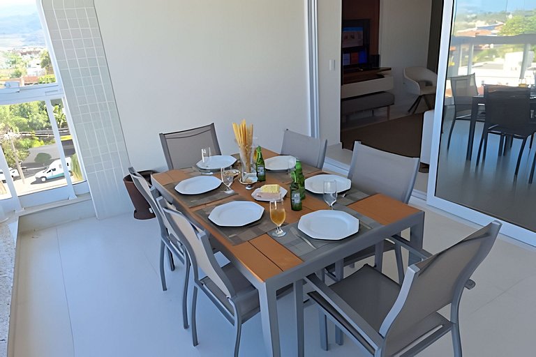 Amplo apto com varanda e vista mar