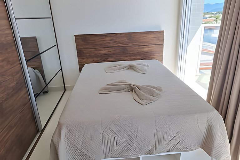 Amplo apto com varanda e vista mar