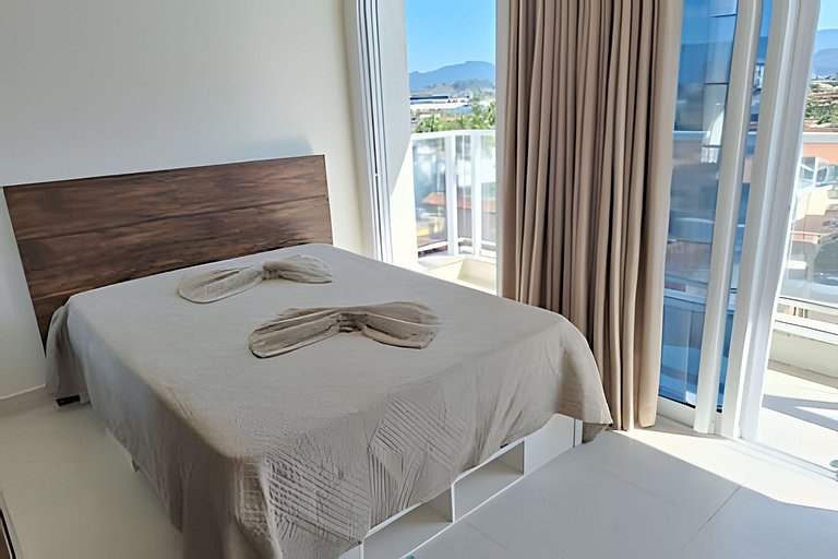 Amplo apto com varanda e vista mar