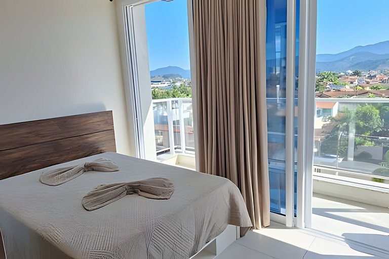 Amplo apto com varanda e vista mar