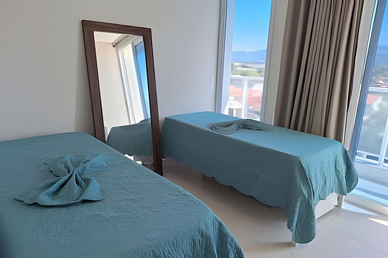 Amplo apto com varanda e vista mar