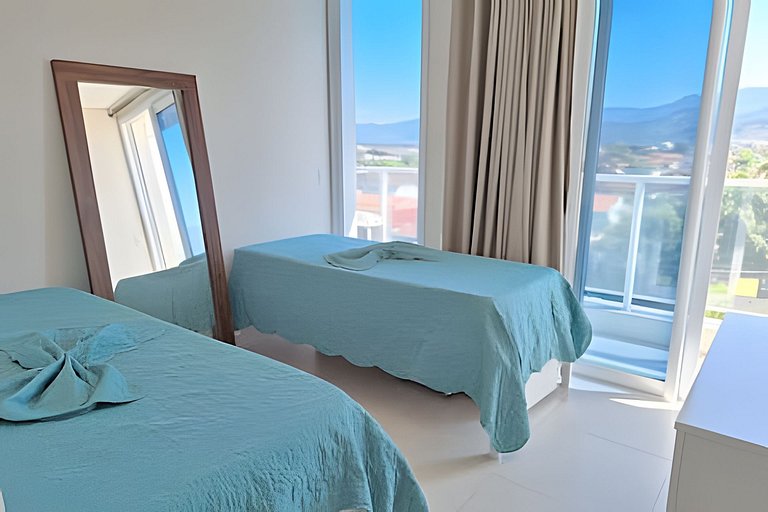 Amplo apto com varanda e vista mar