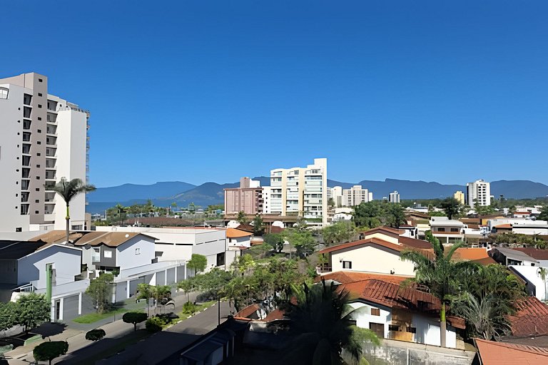 Amplo apto com varanda e vista mar