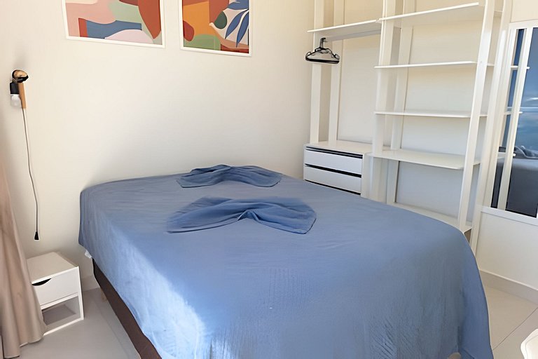 Amplo apto com varanda e vista mar