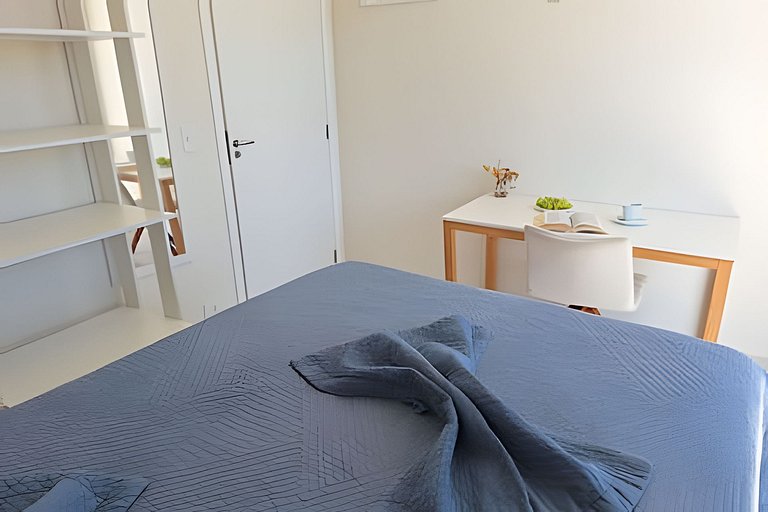 Amplo apto com varanda e vista mar