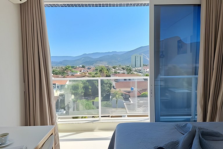 Amplo apto com varanda e vista mar