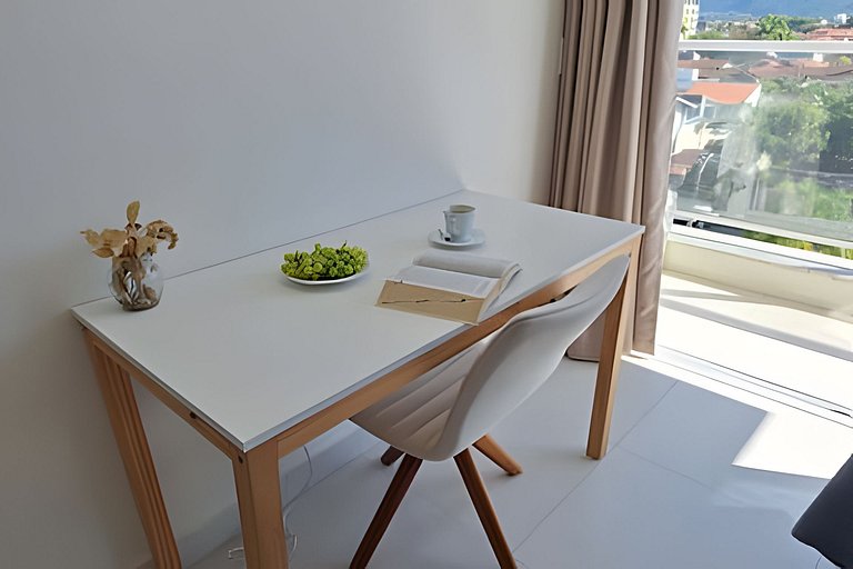 Amplo apto com varanda e vista mar