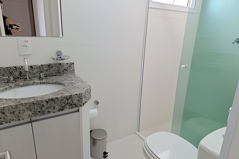 Amplo apto com varanda e vista mar