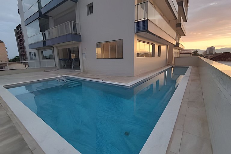 Amplo apto com varanda e vista mar