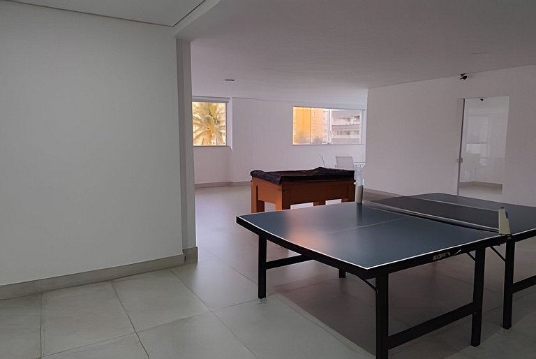 Amplo apto com varanda e vista mar