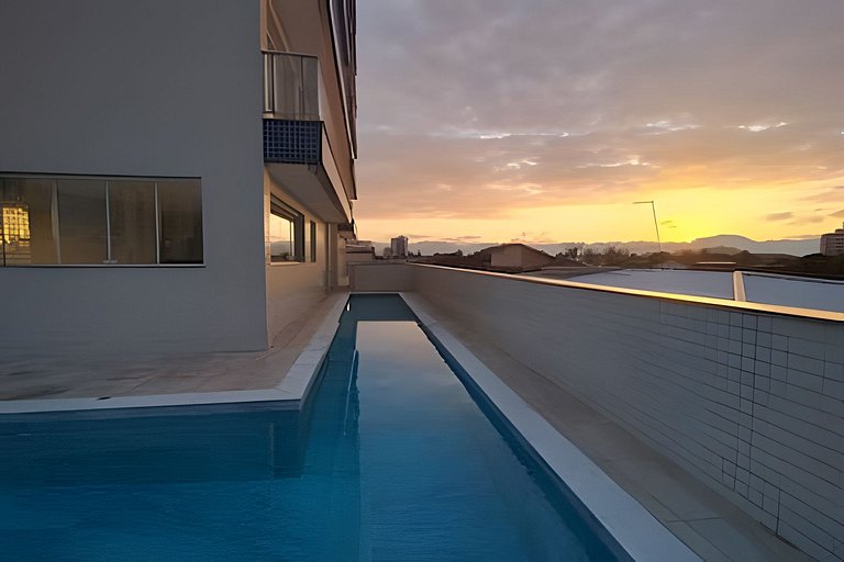 Amplo apto com varanda e vista mar