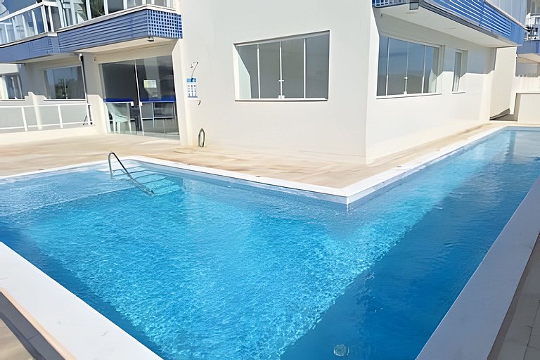 Amplo apto com varanda e vista mar