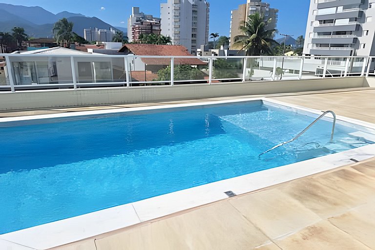 Amplo apto com varanda e vista mar