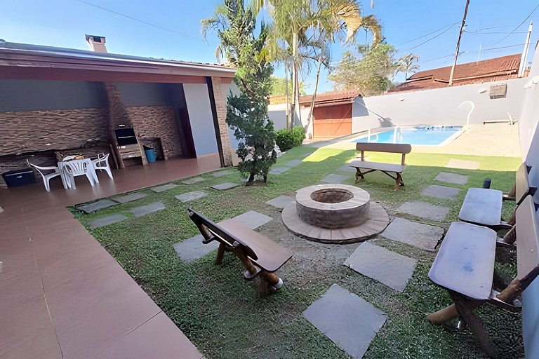 Casa c/ varanda para piscina, a 500 m da praia