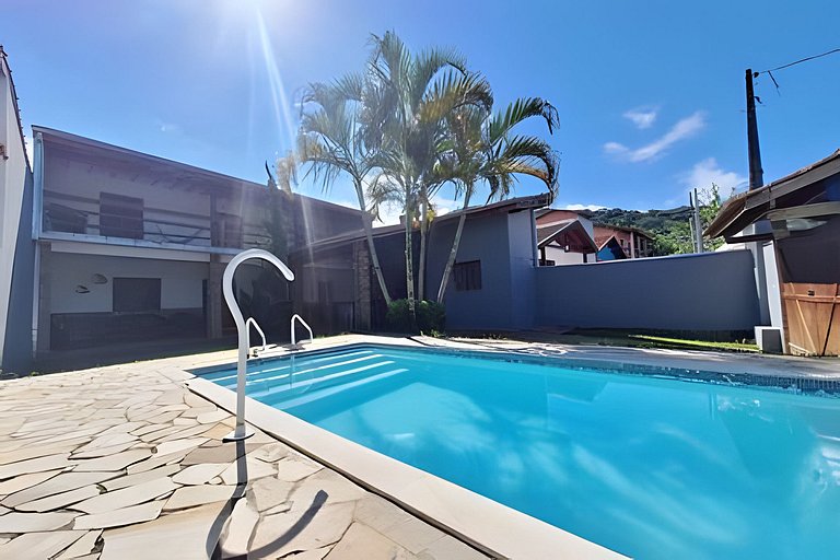 Casa c/ varanda para piscina, a 500 m da praia