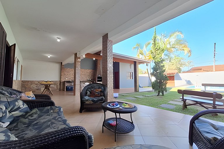 Casa c/ varanda para piscina, a 500 m da praia