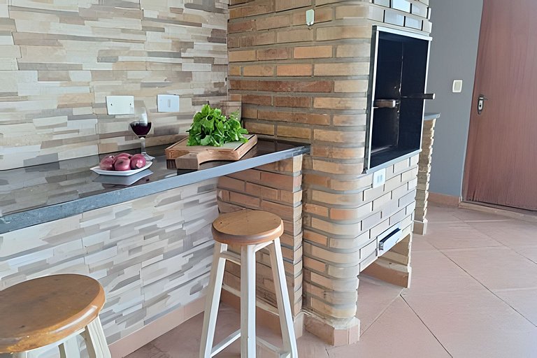 Casa c/ varanda para piscina, a 500 m da praia