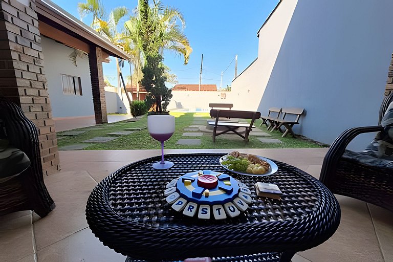 Casa c/ varanda para piscina, a 500 m da praia