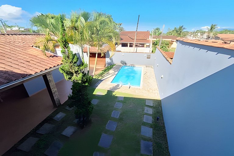 Casa c/ varanda para piscina, a 500 m da praia