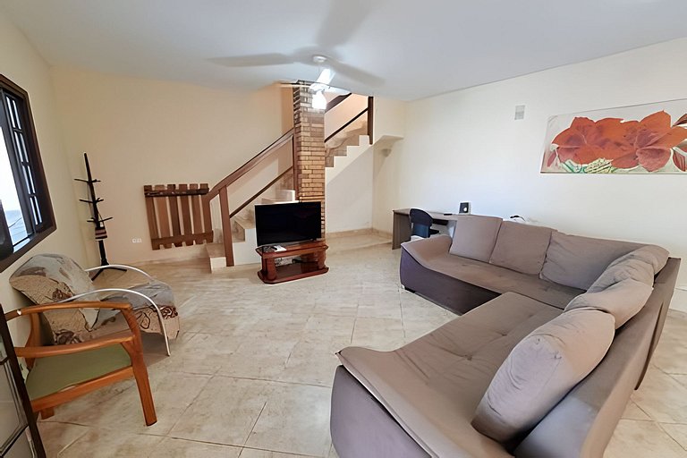 Casa c/ varanda para piscina, a 500 m da praia