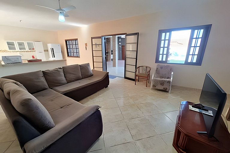 Casa c/ varanda para piscina, a 500 m da praia