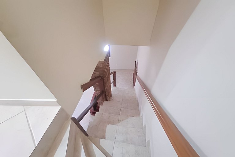 Casa c/ varanda para piscina, a 500 m da praia