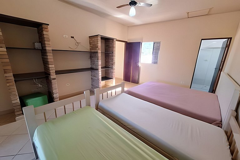 Casa c/ varanda para piscina, a 500 m da praia