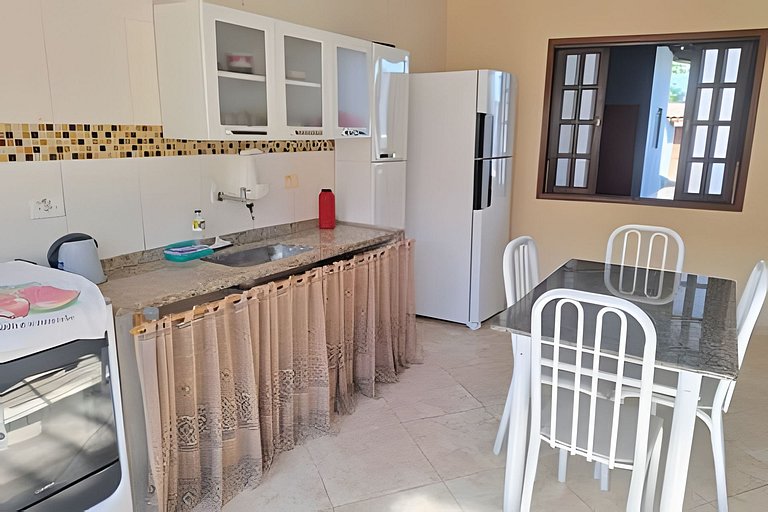 Casa c/ varanda para piscina, a 500 m da praia