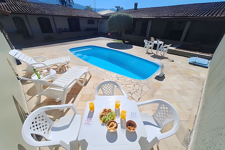 Estilo colonial com piscina e perto da praia