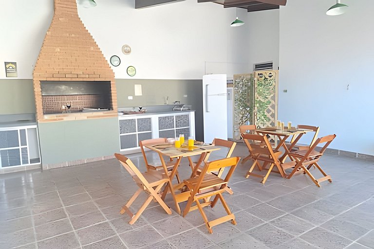 Estilo colonial com piscina e perto da praia