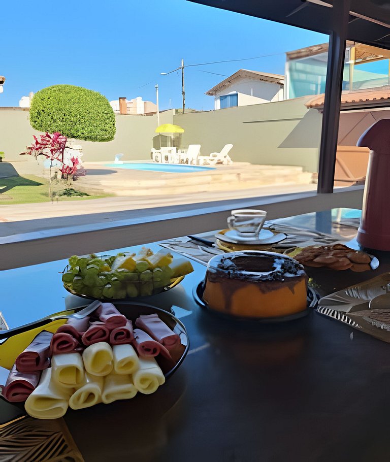 Estilo colonial com piscina e perto da praia