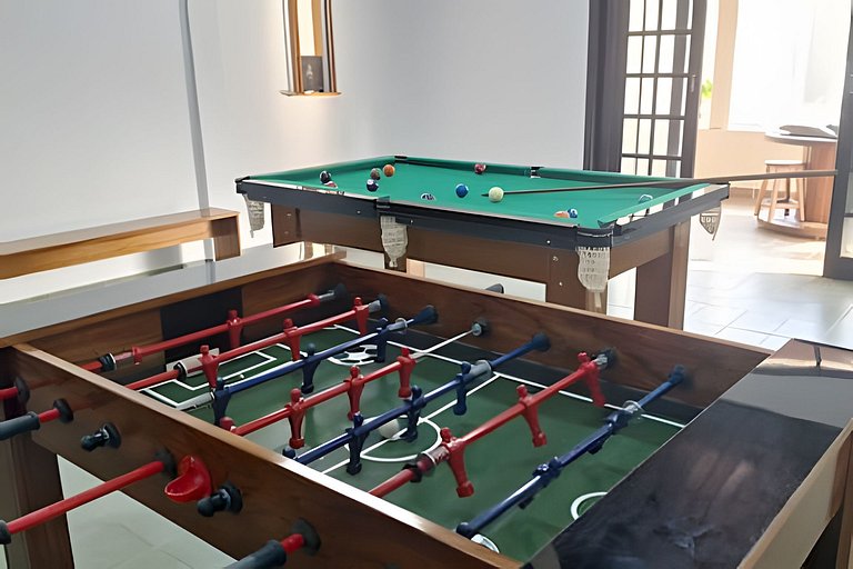 Estilo colonial com piscina e perto da praia