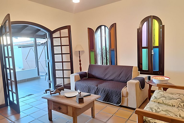 Estilo colonial com piscina e perto da praia