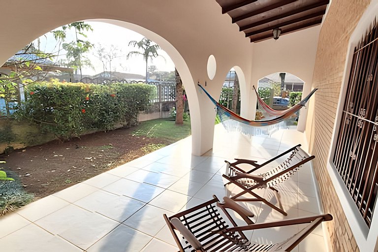 Estilo colonial com piscina e perto da praia